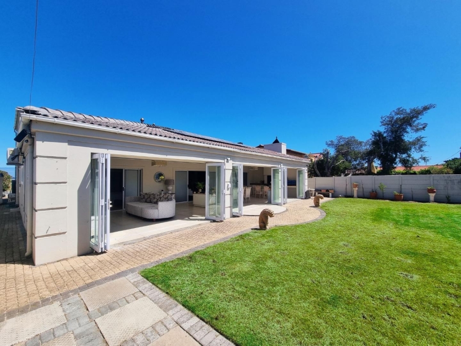 5 Bedroom Property for Sale in Sandbaai Western Cape